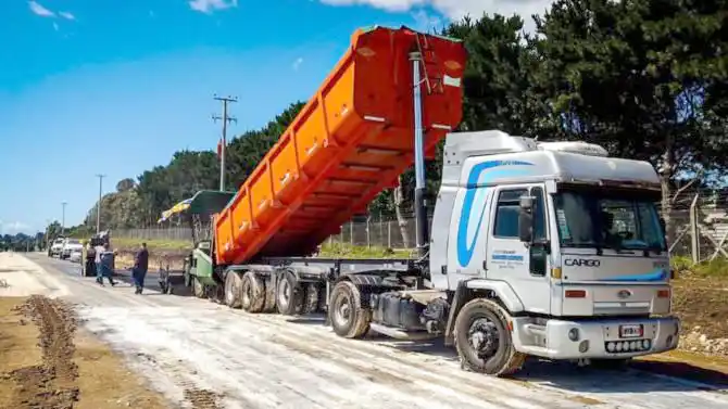 Camiones y maquinaria. Trabajan en obras viales del sur marplatense