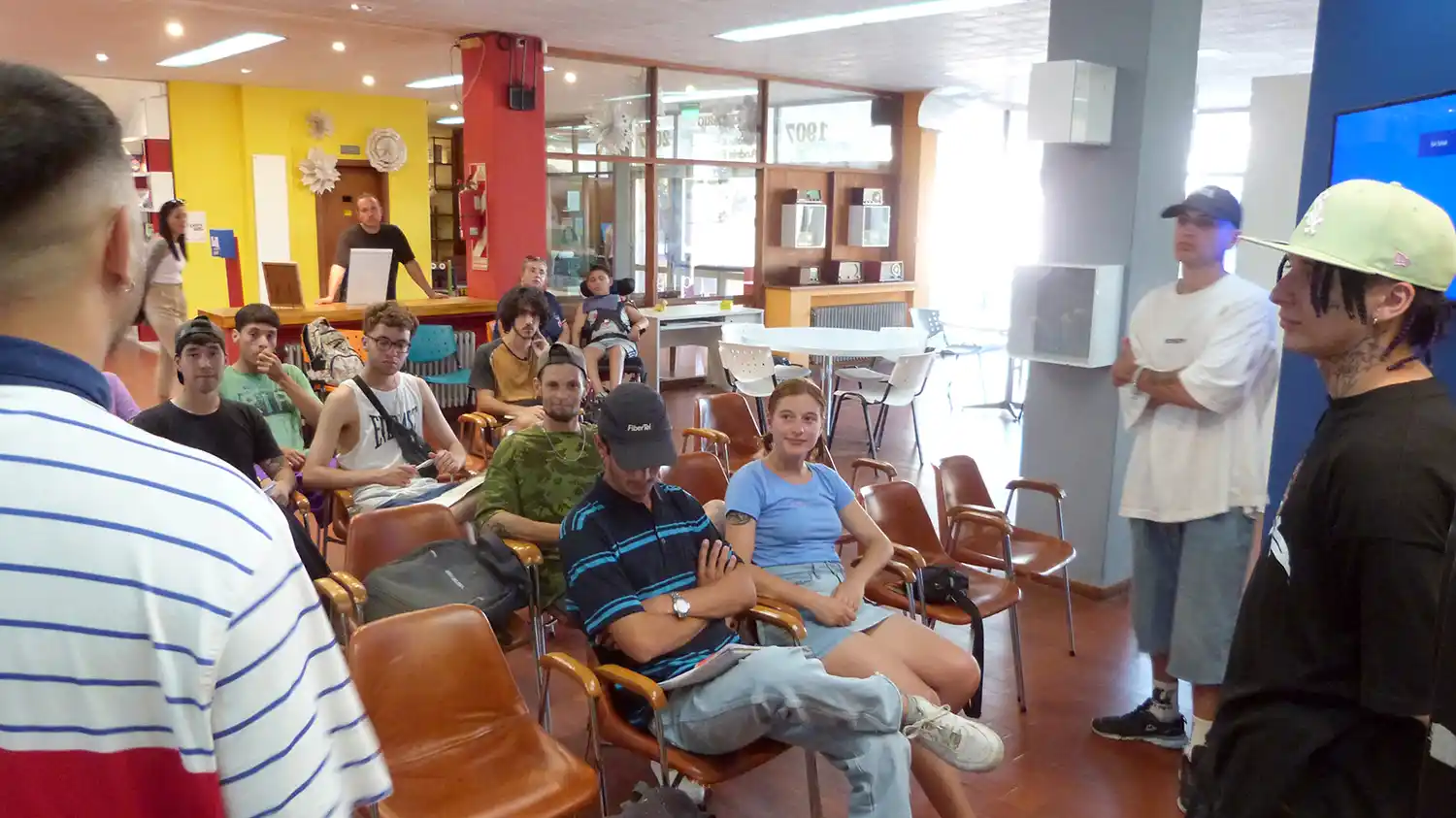 Música urbana. Se dictó un taller para jóvenes