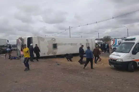 Tragedia en Mendoza: volcó un colectivo con hinchas de Boca y murió una mujer