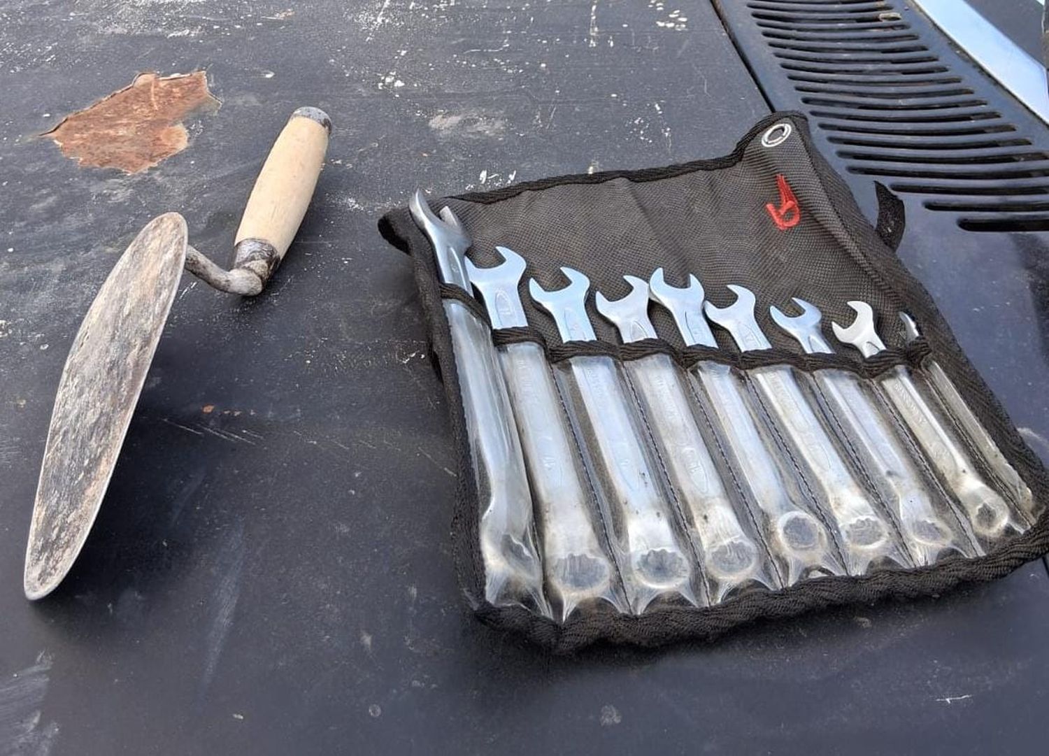 Escuchó ruidos en el patio y se encontró con un ladrón robando herramientas