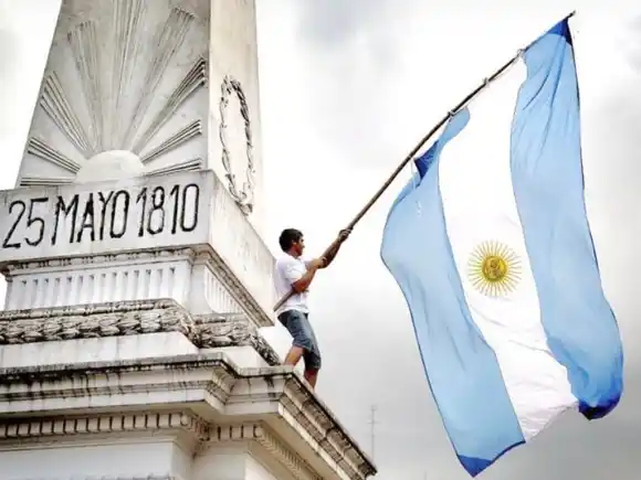 25 de Mayo: “Como cristianos agradecemos a Dios el don de la Patria”