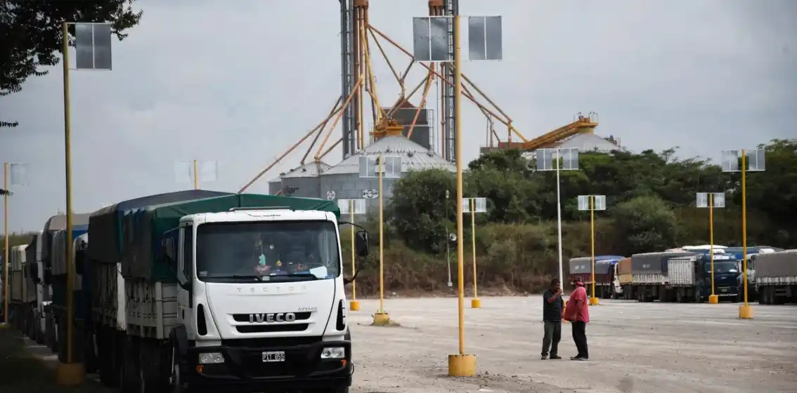 Cayó un 80% el ingreso de camiones con trigo en los puertos del Gran Rosario