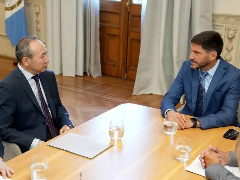 El embajador de China en la Argentina, Wang Wei, en territorio santafesino, junto al gobernador Maximiliano Pullaro.