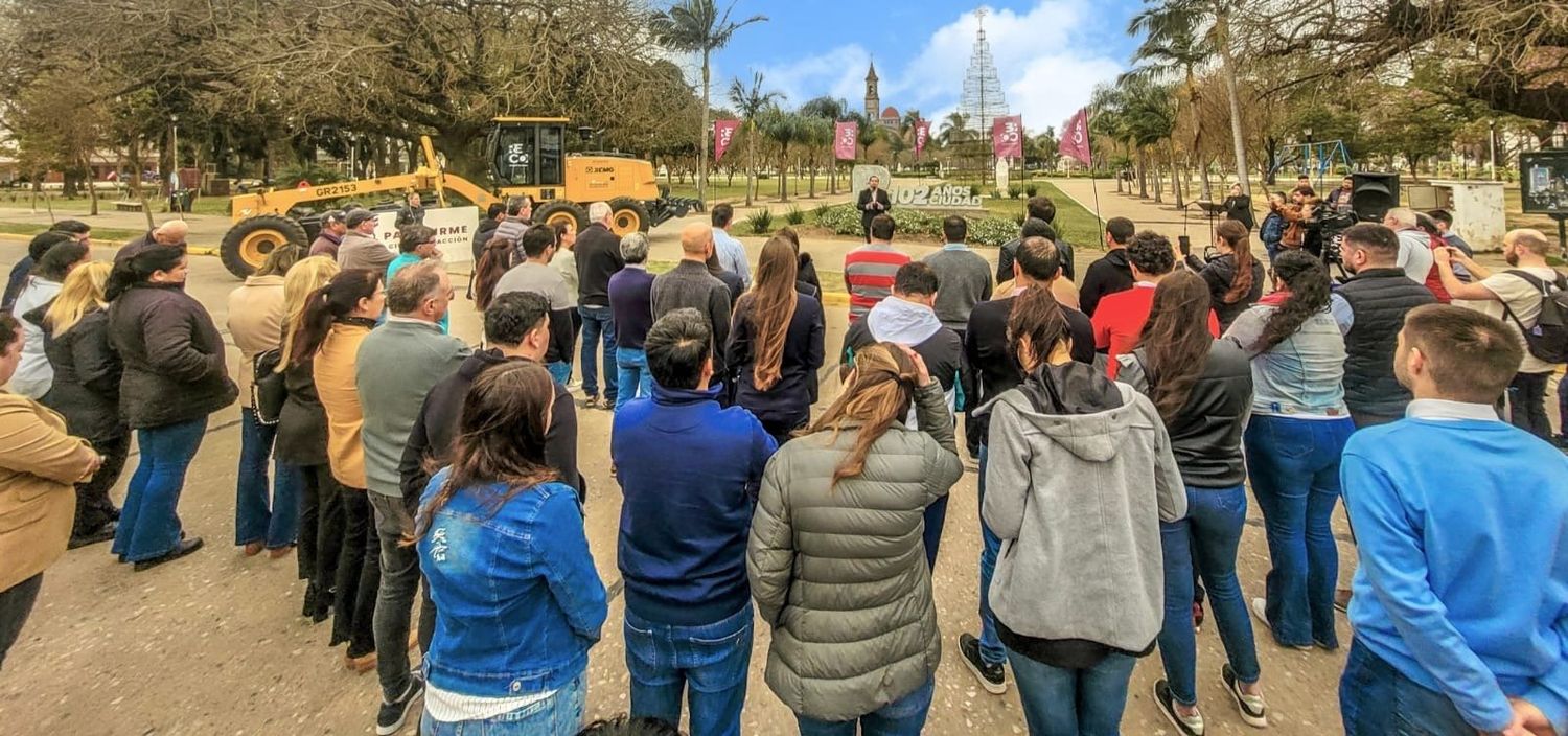 El acto de presentación de la maquinaria tuvo lugar en la plaza central de la ciudad.