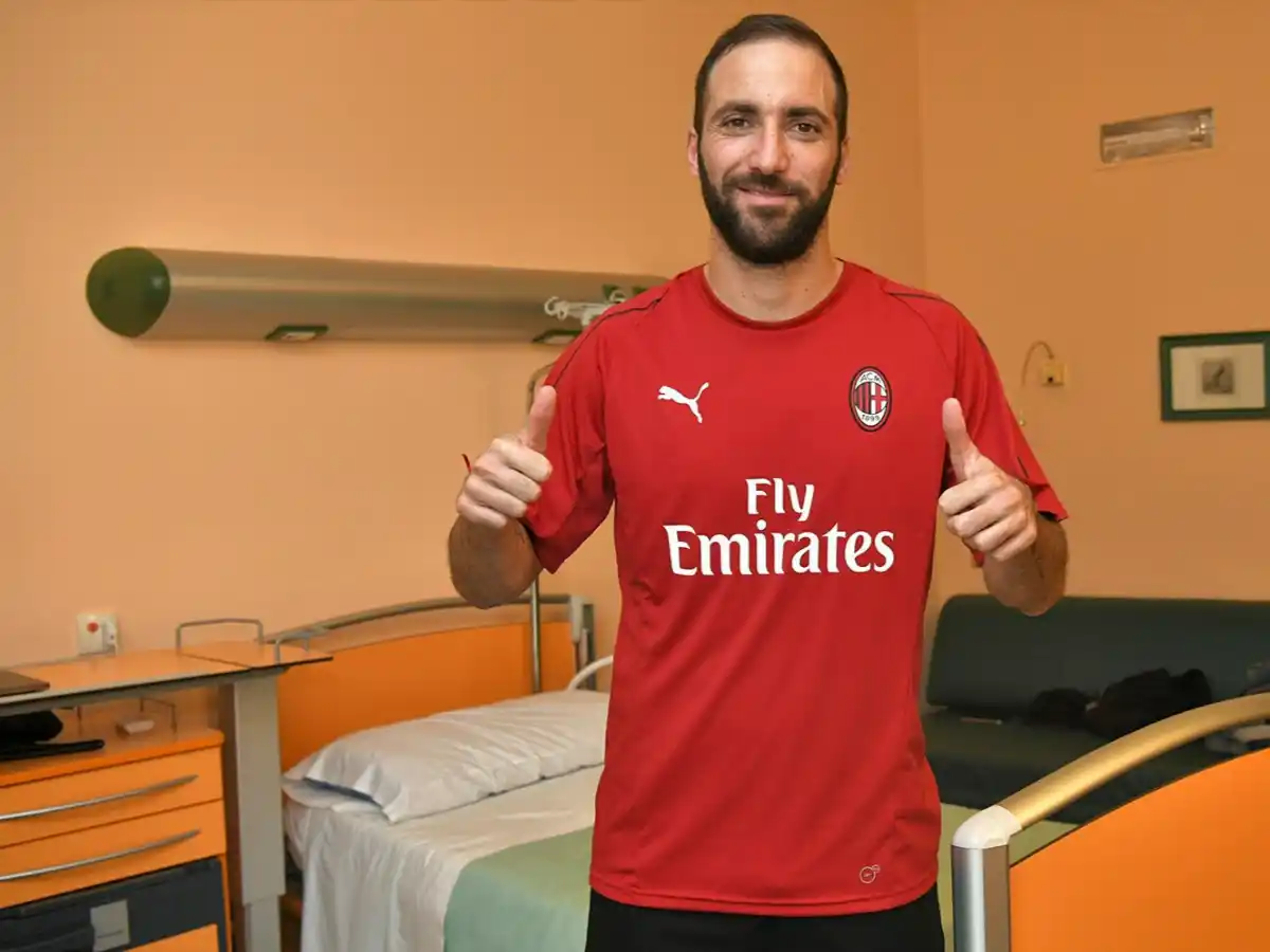 El Milan oficializó al "Pipita" Higuaín 