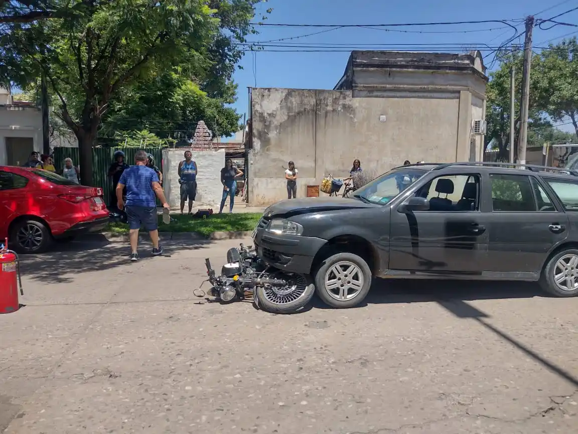 Bomberos debieron sacar la moto que quedó aplastada por el auto.