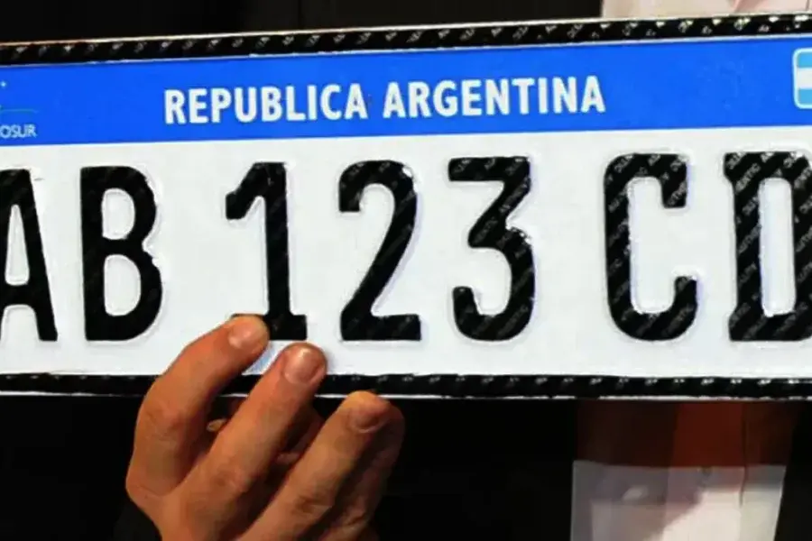 Faltan patentes y cédulas verdes para autos y motos en Argentina, ¿por qué motivo?