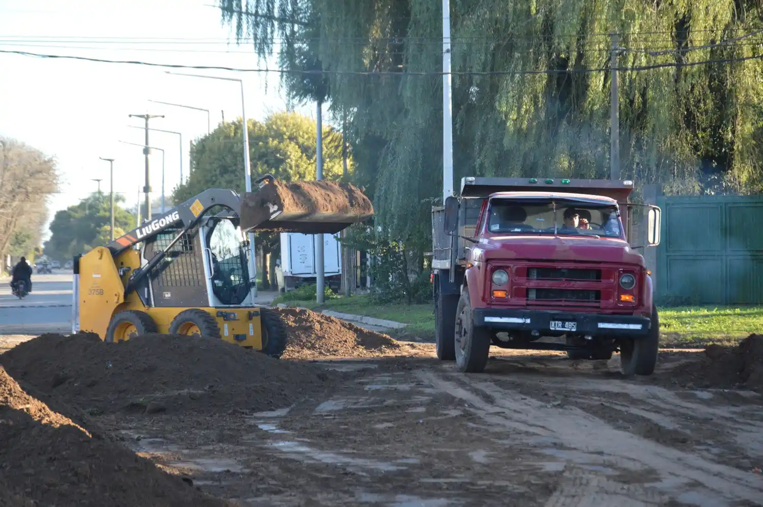 Las cuadrillas preparan el suelo para avanzar con el pavimento.