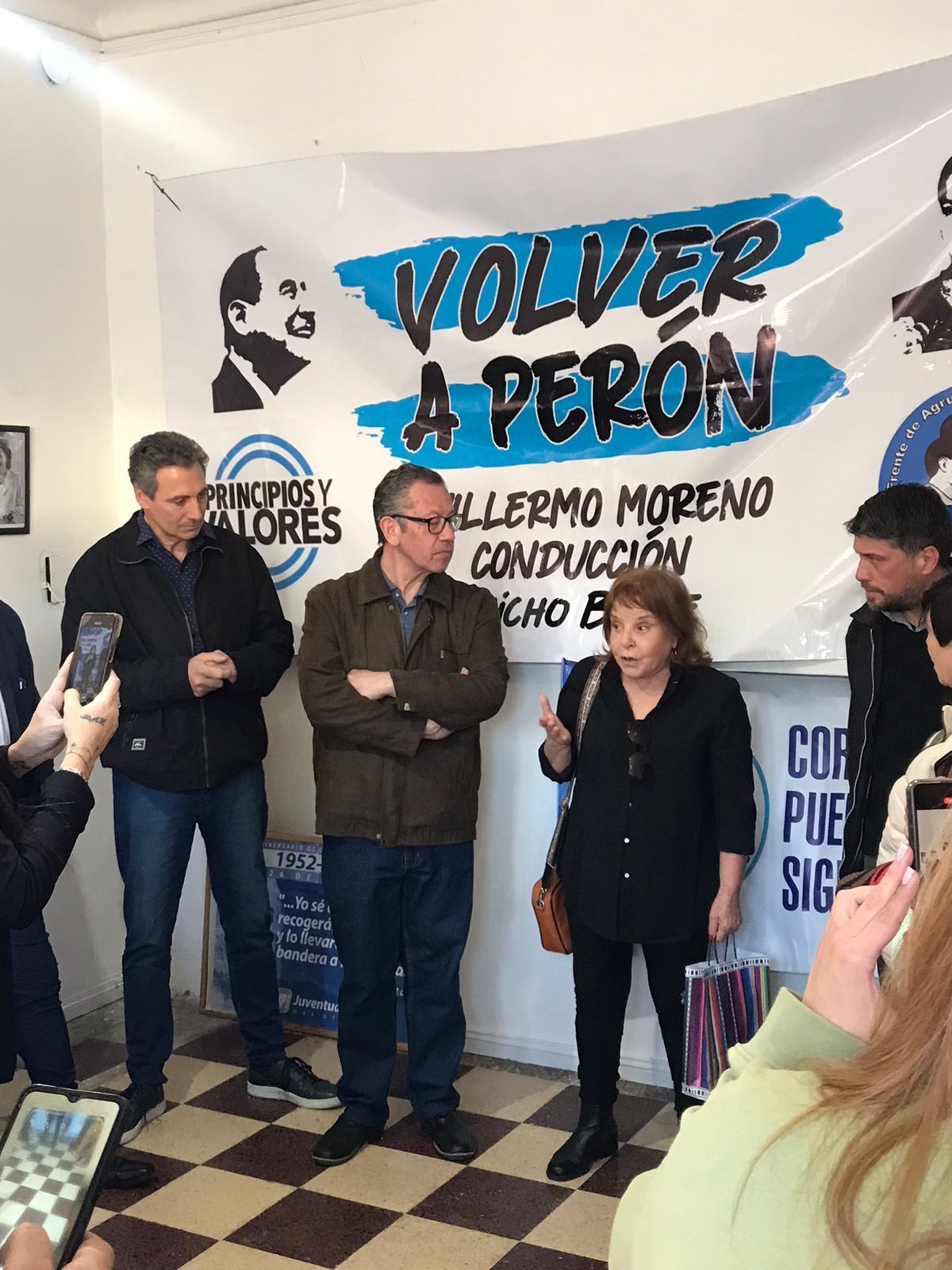 Se le hizo entrega de un reconocimiento a treinta años del lanzamiento del recordado programa Manzaneras a nombre del Frente de agrupaciones Peronistas