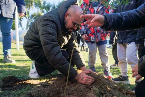Abel Pintos participó de una plantación de árboles en Comodoro Rivadavia