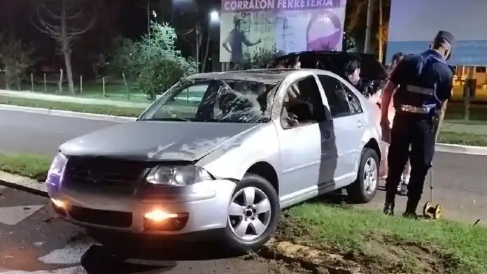 Tres amigos terminaron en el hospital tras volcar por ir a gran velocidad