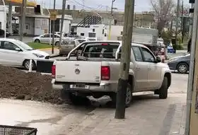 Pasó por una calle que estaba recién asfaltada y generó la indignación de los vecinos