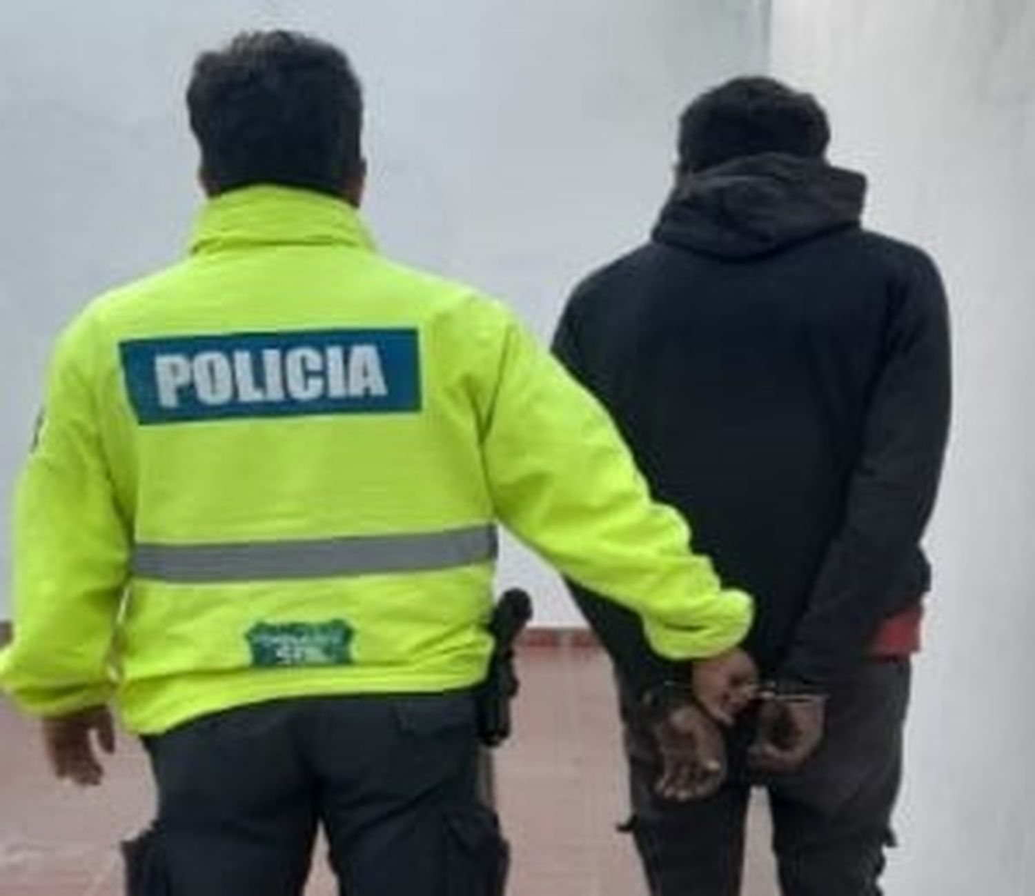 Intentó robar en una panadería y el empleado lo redujo