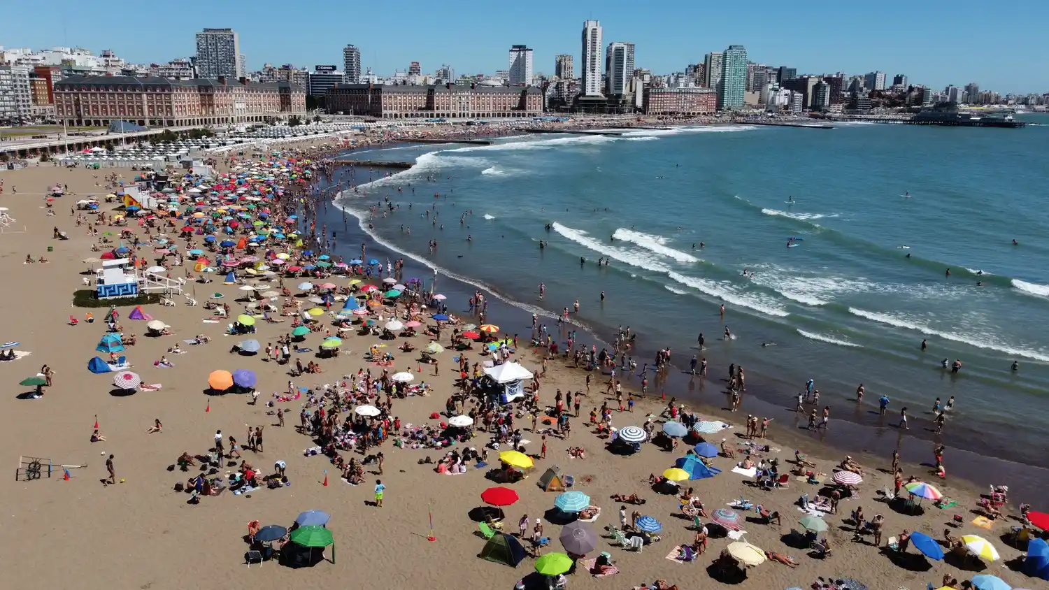 Verano 2026: alta ocupación en los principales destinos turísticos del país en el inicio de la temporada