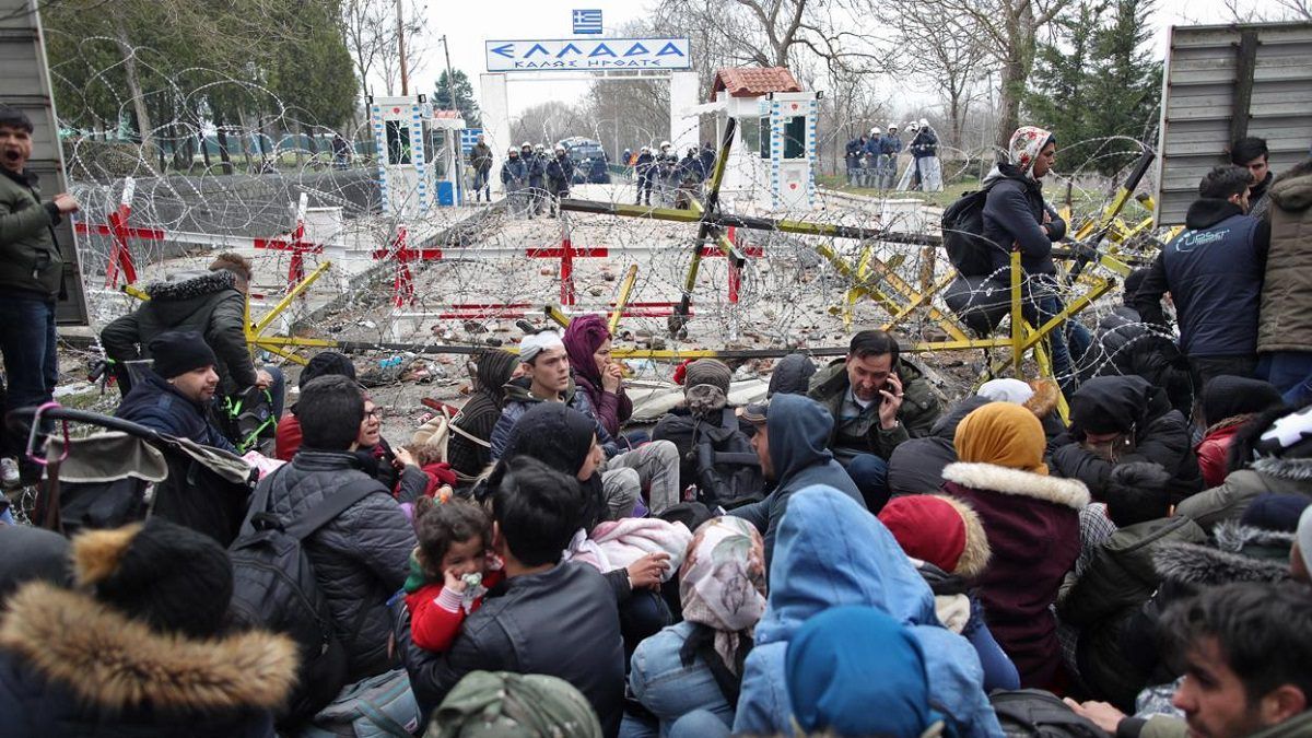 REFUGIADOS son obligados a cruzar desnudos río entre Grecia y Turquía