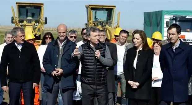 Macri recorrió obras en la ruta 7 y dijo "con este solcito hay que apagar la calefacción"