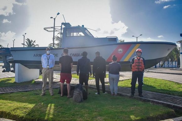 ¡HAY VENEZOLANOS! Armada Colombiana interceptó embarcación ilegal con 26 migrantes