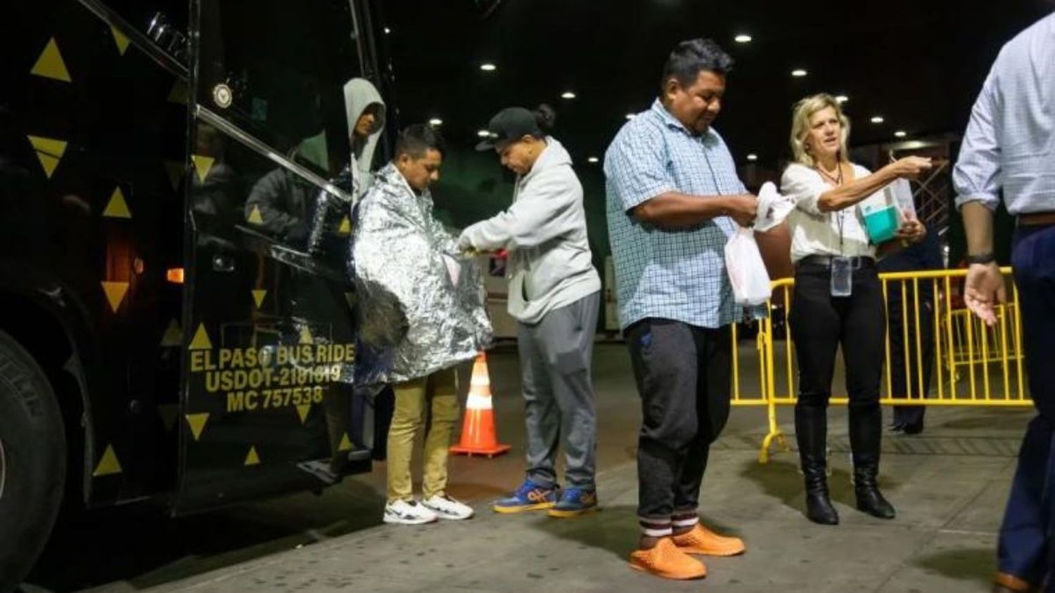 ¡HAN LLEGADO 17.000 MIGRANTES EN 5 MESES! Nueva York declara estado de emergencia por crisis humanitaria
