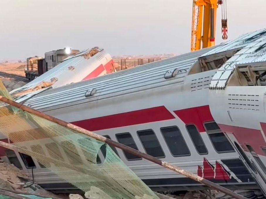 Esta imagen, extraída de un video, muestra un tren de pasajeros descarrilado en Matrouh, al noroeste de El Cairo, Egipto, el domingo 31 de agosto de 2025. (Foto AP)