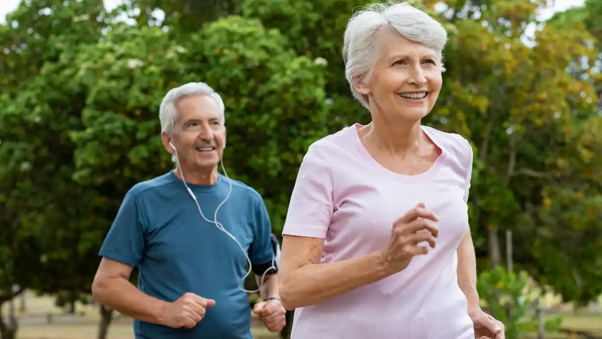 Investigadores destacan la combinación de ejercicio físico y conexión social como clave para mejorar la salud y retrasar el envejecimiento/ DeporteGlam