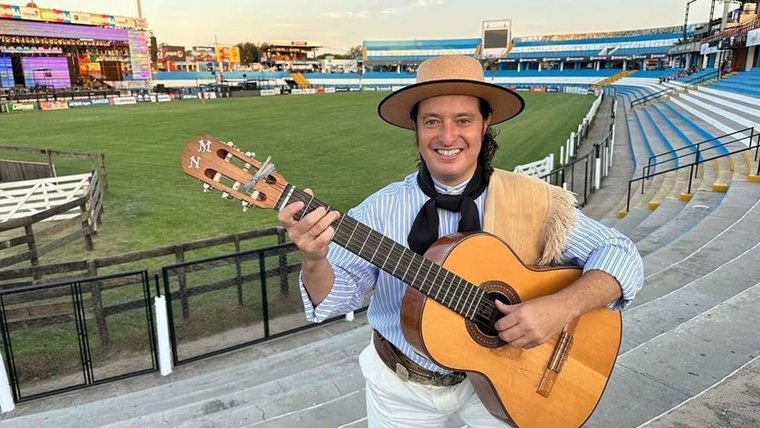 Desde el palco Félix Gigena Luque, Membriani despliega su arte durante las noches de jineteada. Foto: La Voz del Interior