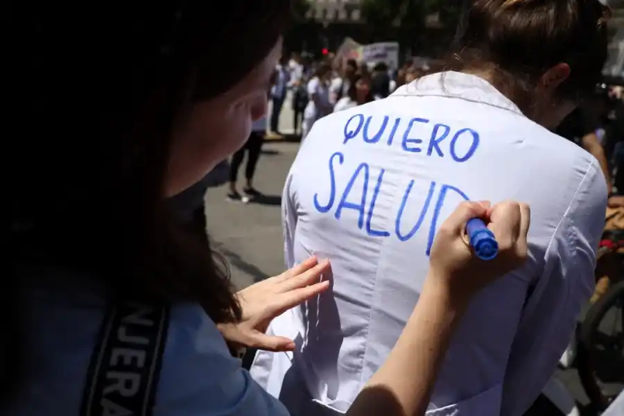 Un médico argentino cobra como en Bangladesh pero las prepagas son las más caras del mundo