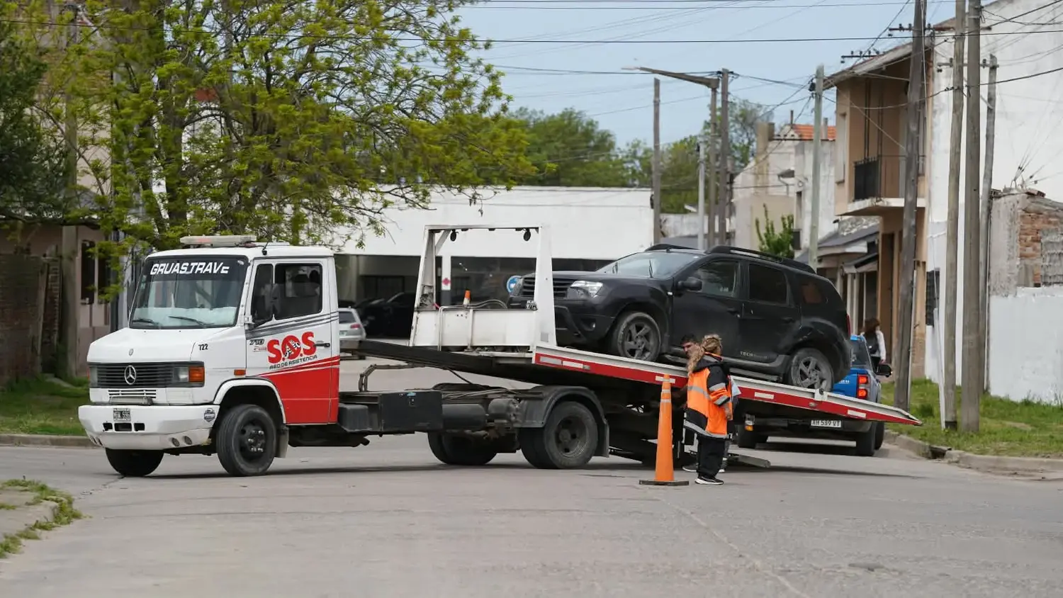 Secuestran vehículo accidentado por falta de carnet de la conductora
