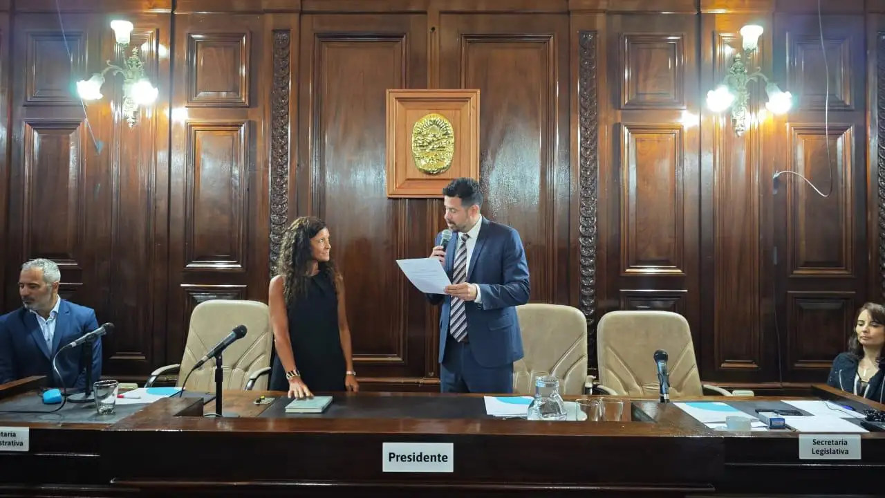 El presidente del Concejo Deliberante de La Plata le toma juramento en el cargo.