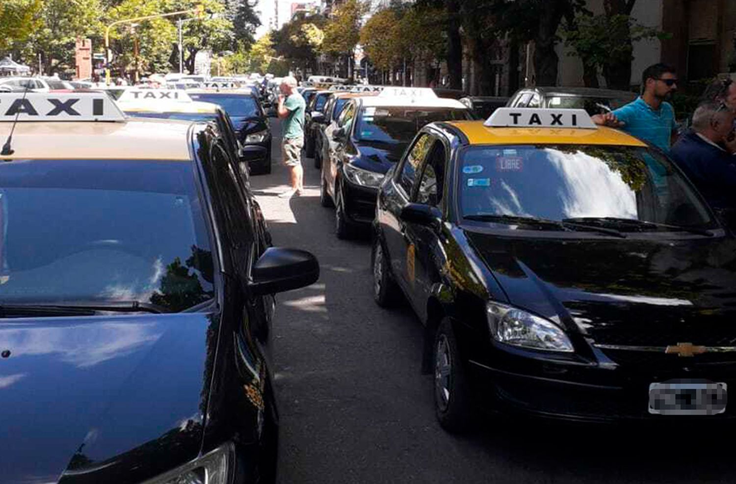 En Mar del Plata denuncian que “buscan legalizar las aplicaciones como UBER ”