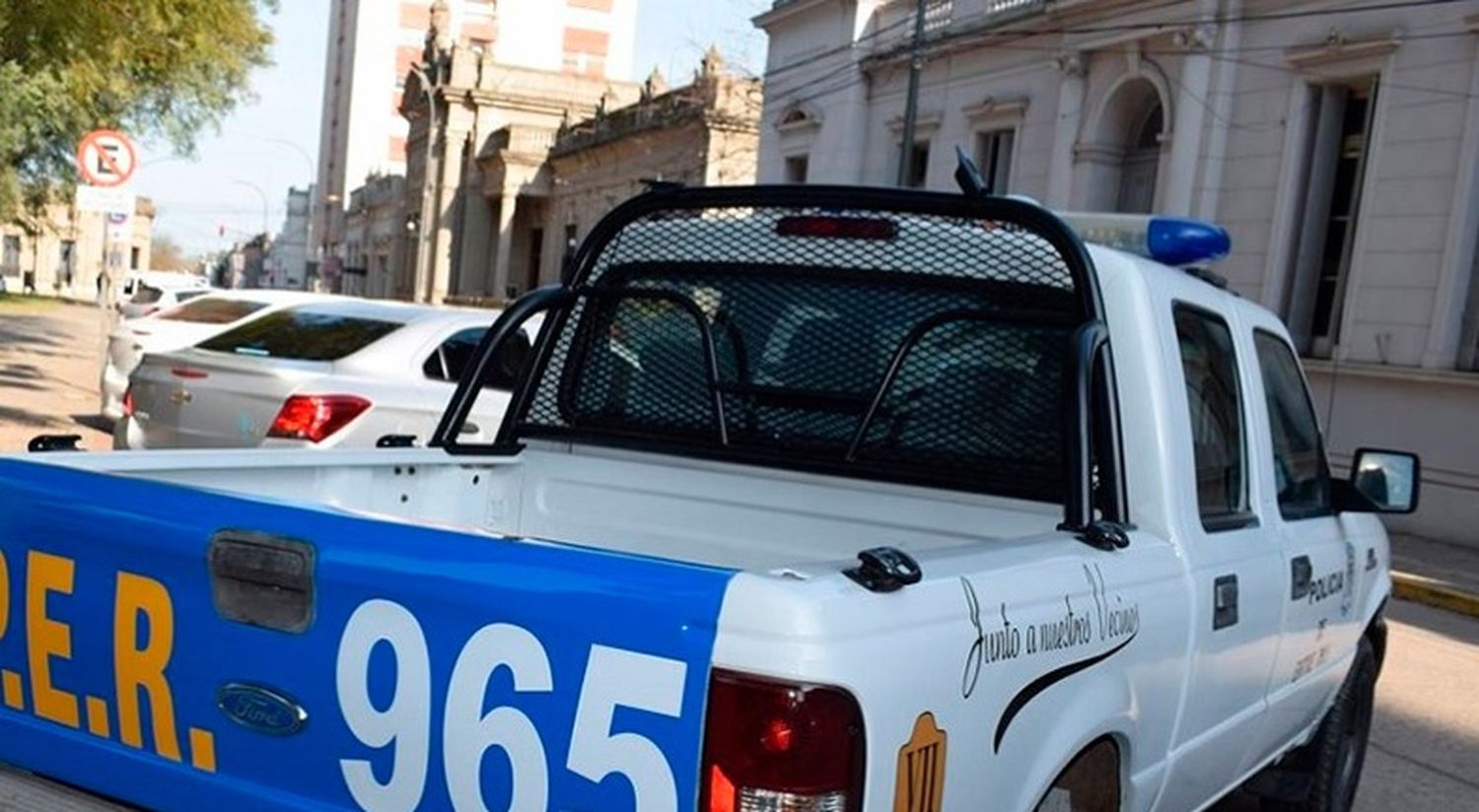 Robó pesos y dólares en una casa, se escondió bajo la escalera y lo atraparon