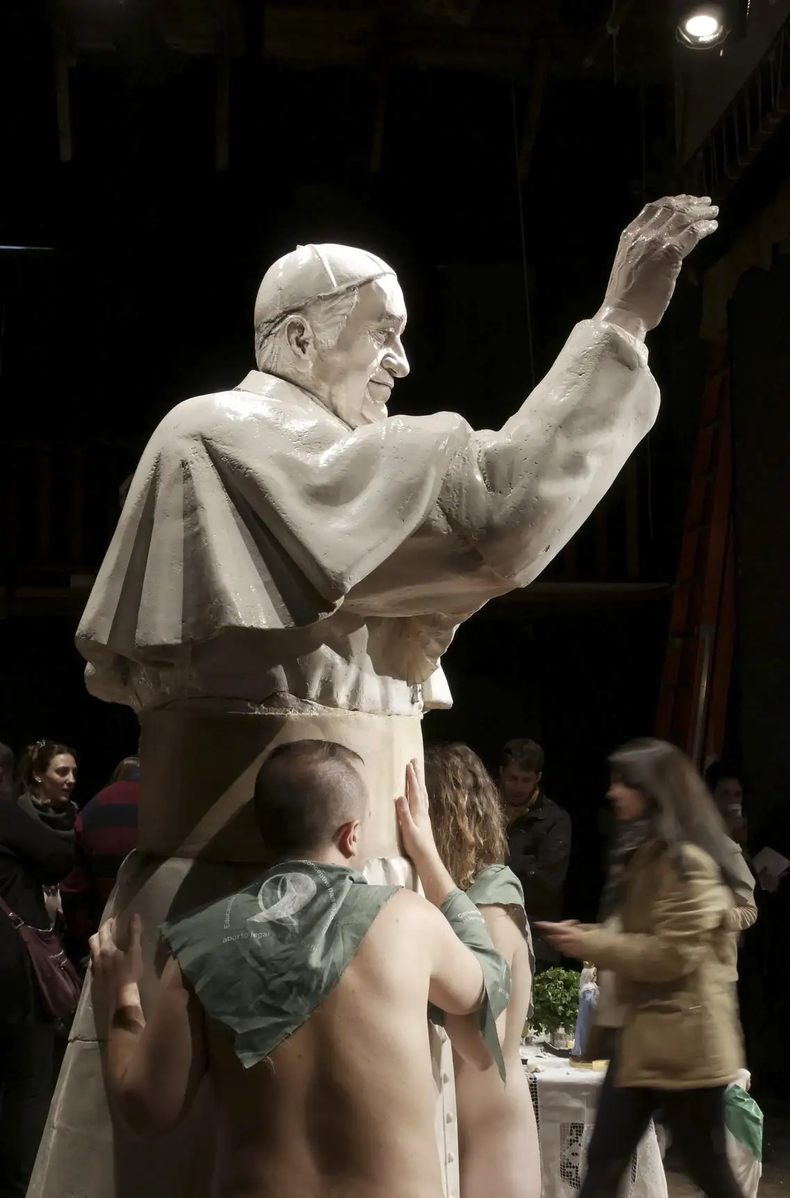 Polémica por desnudos frente a las imágenes del Papa y la Virgen