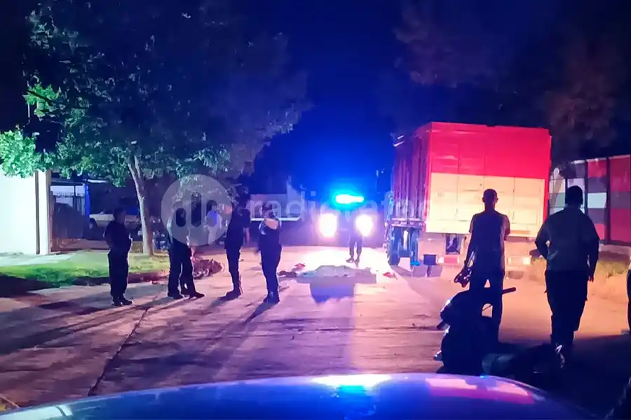 Gran dolor: un motociclista falleció tras impactar fuertemente contra un camión estacionado