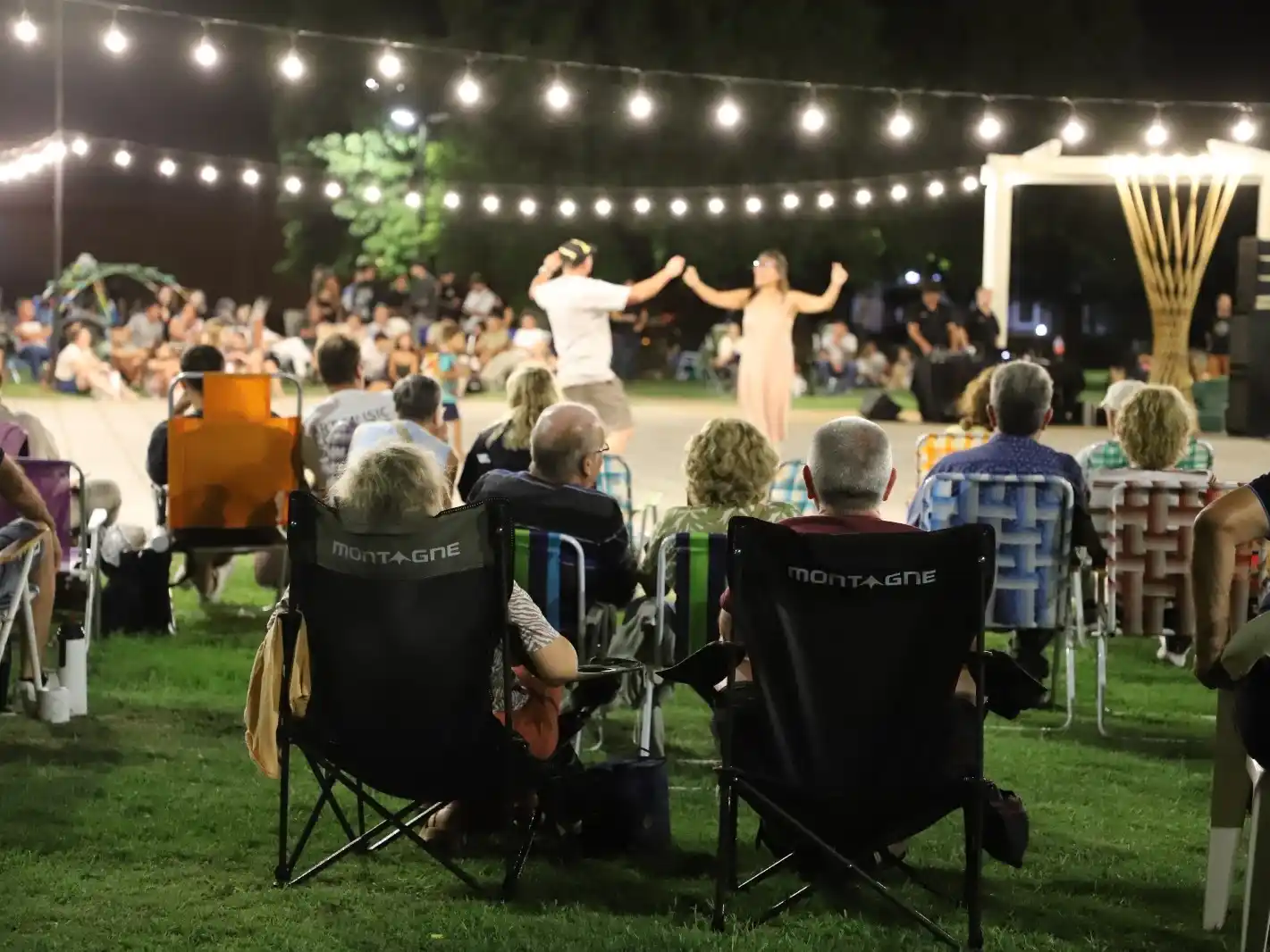 Los vecinos disfrutaron de la danza y la música de raíz folklórica. Foto: MVT