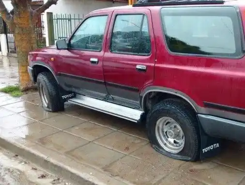 Decenas de autos aparecieron con las gomas tajeadas en Patagones