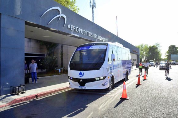 Habilitaron nuevo servicio que conecta el aeropuerto de Neuquén con la Terminal de Ómnibus