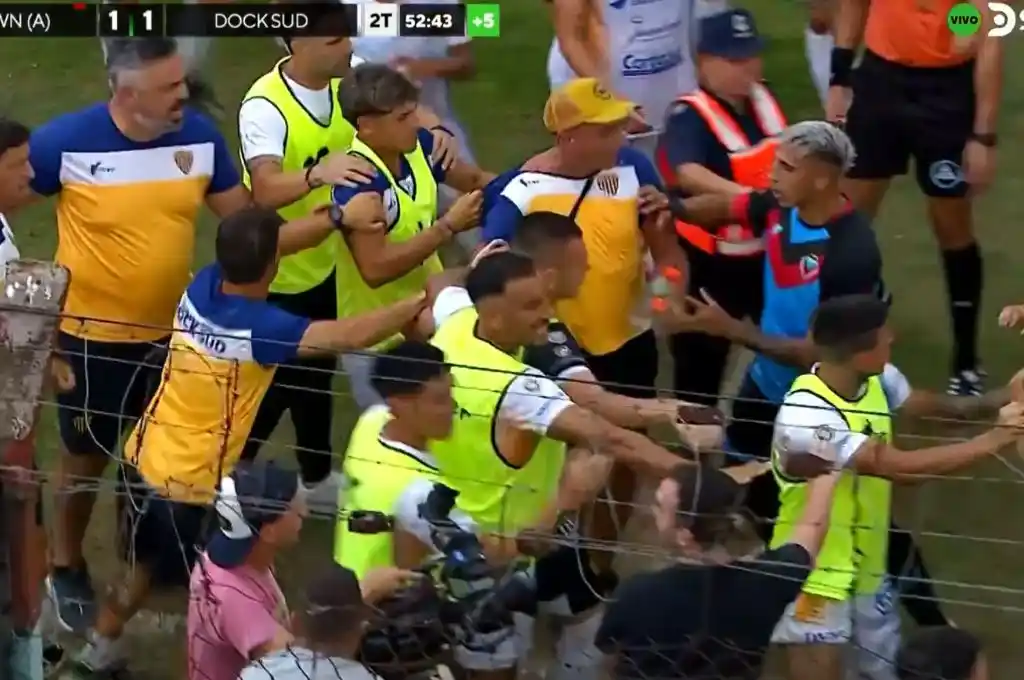 Enfrentamiento en el partido entre Brown De Adrogué y Dock Sud