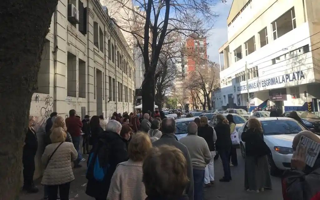 Falla organizativa en vacunatorio de La Plata: Personas con turnos para segunda dosis no pudieron recibirla