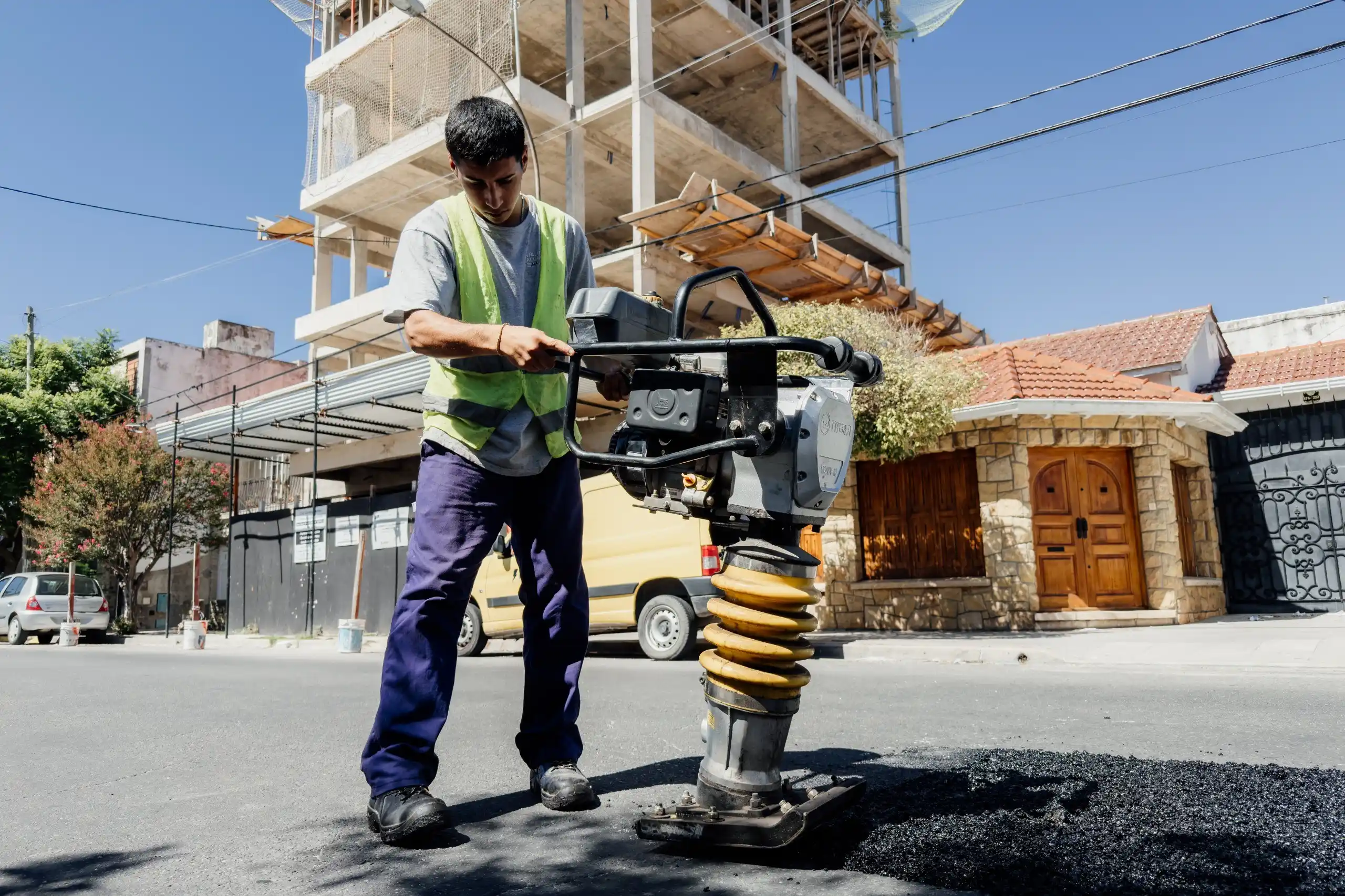Obras viales: avanzan nuevos frentes de bacheo y cordón cuneta