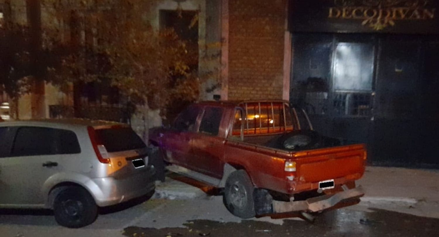 Un automóvil chocó una camioneta estacionada y se dio a la fuga