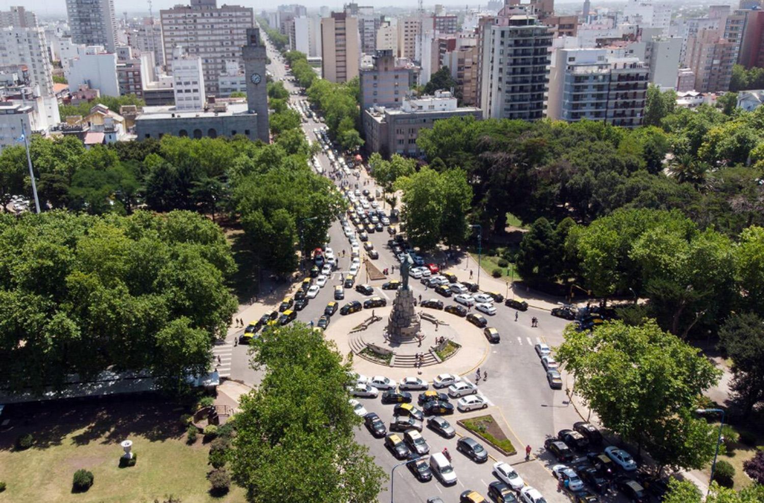 Contundente protesta de taxistas y remiseros frente al Municipio