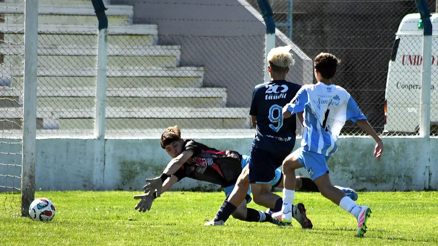 FOTO ACCIÓN 5 Riva (9) es amenaza de gol en Tandil.