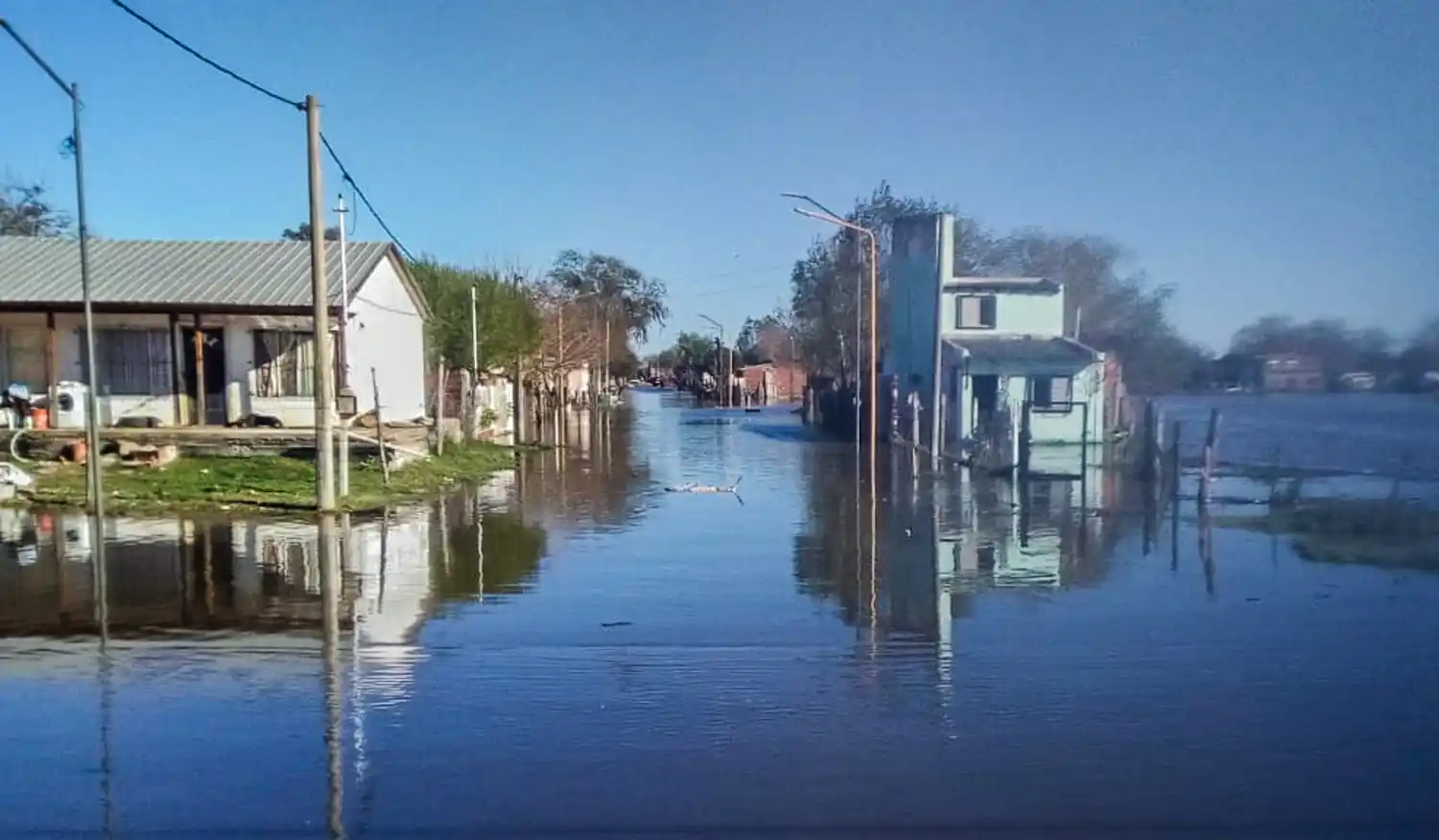 Crecida del río Gualeguaychú: el centro de evacuados se traslada al regimiento