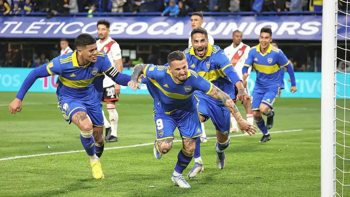 Boca y River se enfrentan en La Bombonera.