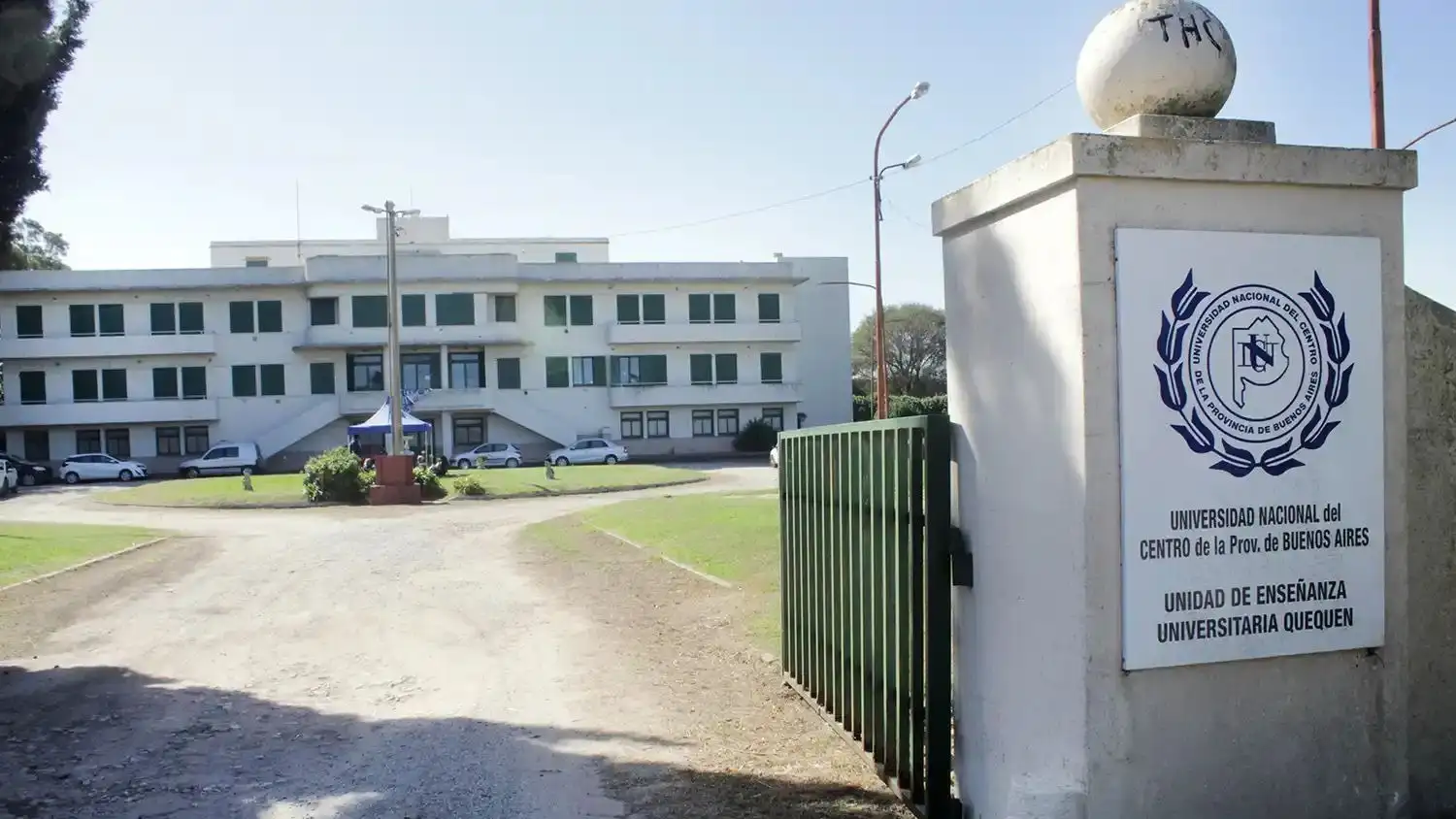 En 508 y 521. La sede universitaria funciona donde estaba la colonia de SEGBA