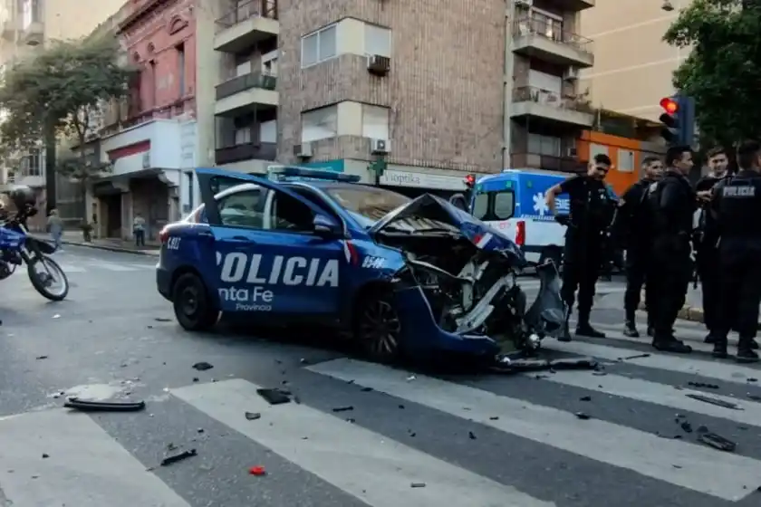 Fuerte choque entre un patrullero y un colectivo en el centro de Rosario