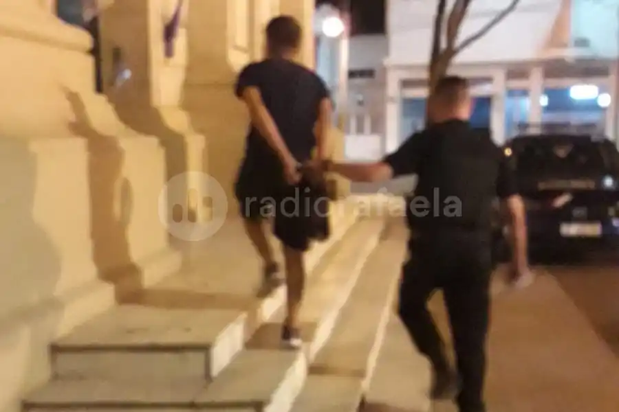 Un menor se metió en una casa ajena escapando de la policía: tenía pedido de captura