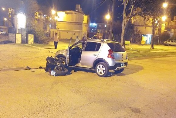 Motociclista con lesiones de gravedad tras choque en Belgrano y Cucit