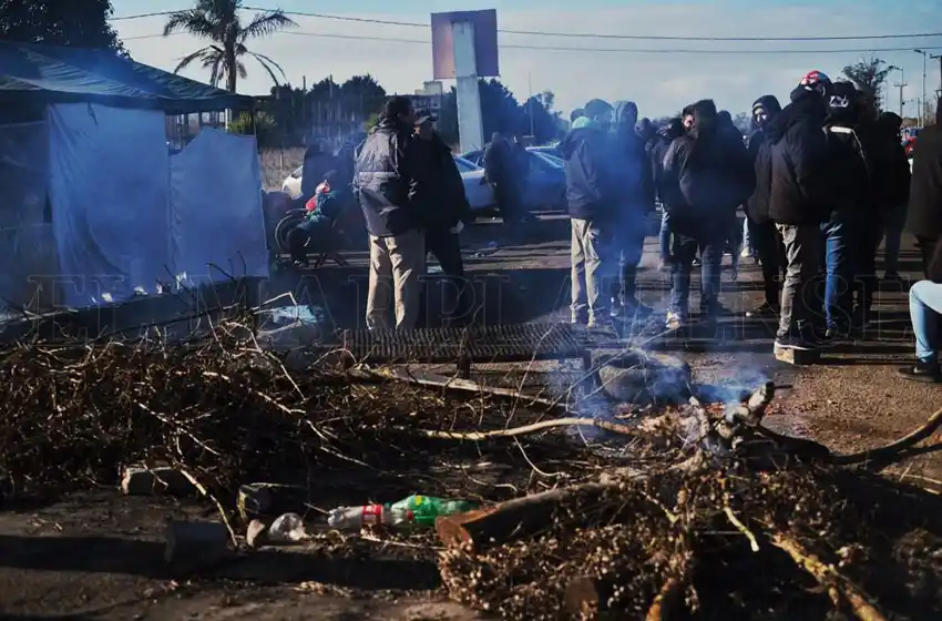 Transportistas hicieron un pago parcial, pero se mantiene el paro de colectivos