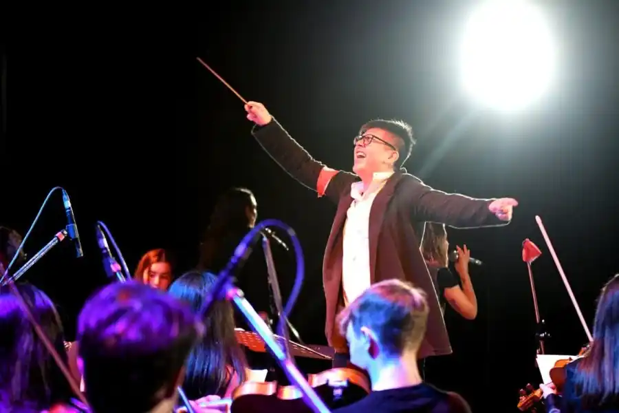 El show comenzó con “Necesito tu amor”, un clásico del álbum “Parte de la religión”