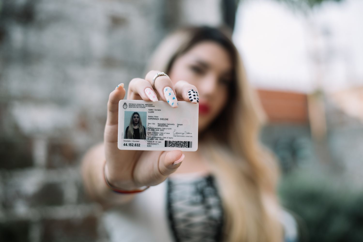 Aceptarnos tal cual somos, el mensaje de Esperanza tras recibir su DNI 